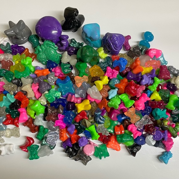 Lot of over 200 Gogos Crazy Bones with 7 larger Gogos - Picture 3 of 3